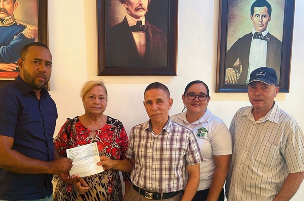 Alcalde Ignacio Céspedes realiza aporte para remozamiento del Club Comunitario Don Papa Reyes.